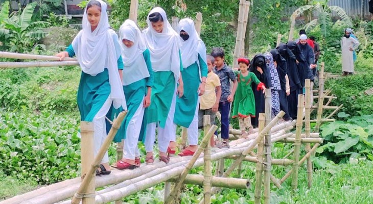 ফুলবাড়ীয়ায় ঝুঁকিপূর্ণ বাঁশের সাকু দিয়ে পাড়াপাড়, স্থায়ী ব্রিজ নির্মাণের দাবি স্থানীয়দের